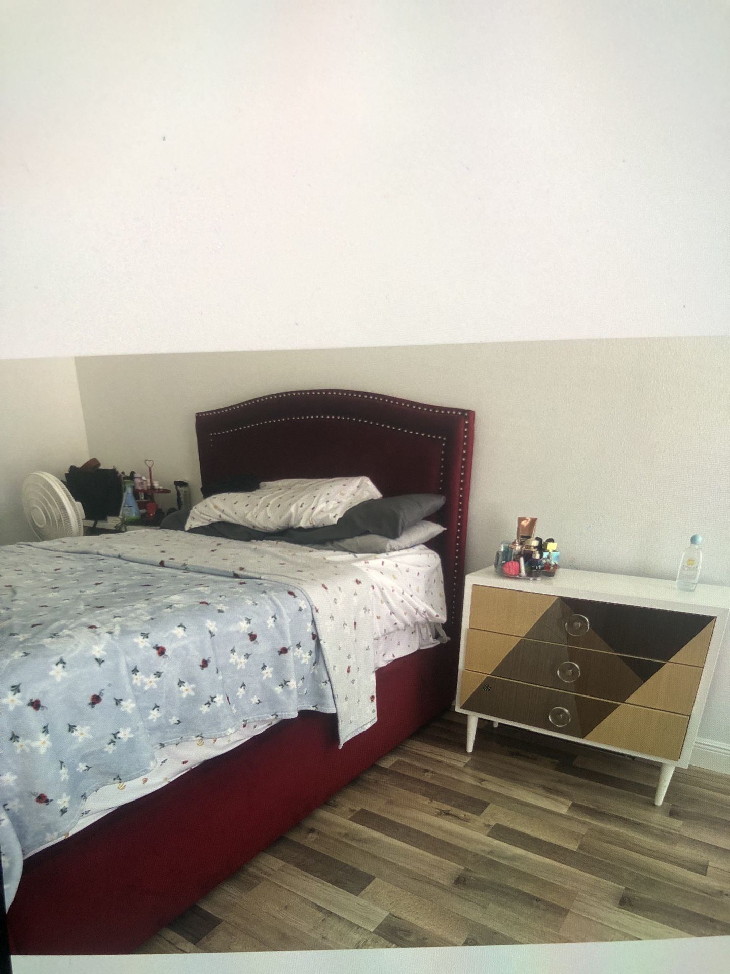 Cama Y Dos Mesas 