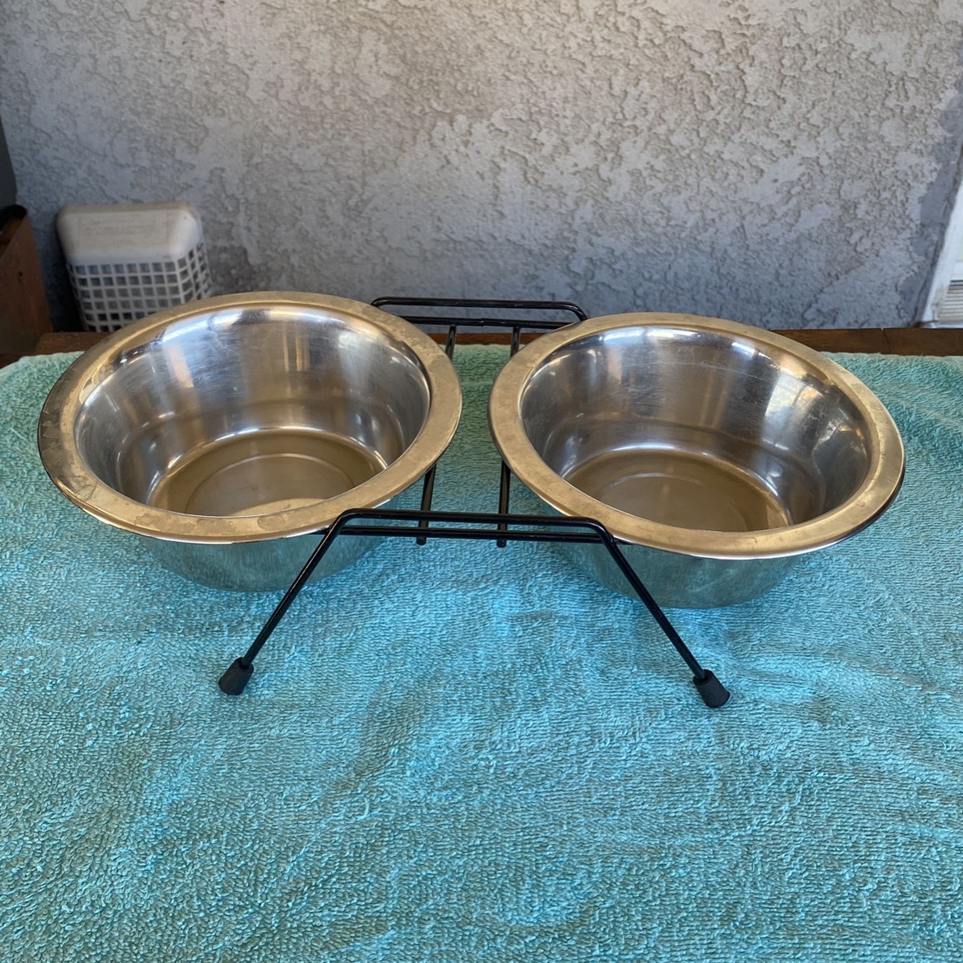 New Metal Pet  Feeding  2  Bowls  and Stand  $6