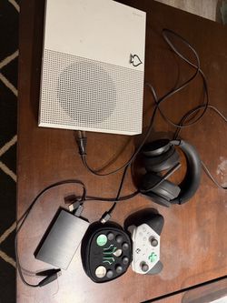 Xbox 1 S 500GB with a 2T External Drive/ Elite Controller and Xbox Headset