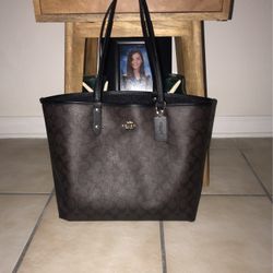 Large AUTHENTIC COACH  TOTE. Crown With C’s Printed All Over