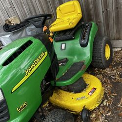 John Deere Riding Lawnmower