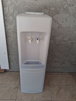 Oasis water dispenser +Two 2.5-Gal Mountain  Valley Spring Glass  juga(perfect  condition)