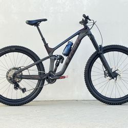 2023 Trek Slash 9.8 Carbon Full Suspension Mountain Bike. MEDIUM. Shimano XT 12 speeds. CARBON RIMS 29er