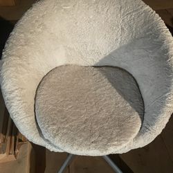 Comfortable Swirling Chair With A White Fuzzy Cover