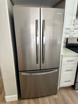 Frigidaire French Door Fridge w/ ice maker