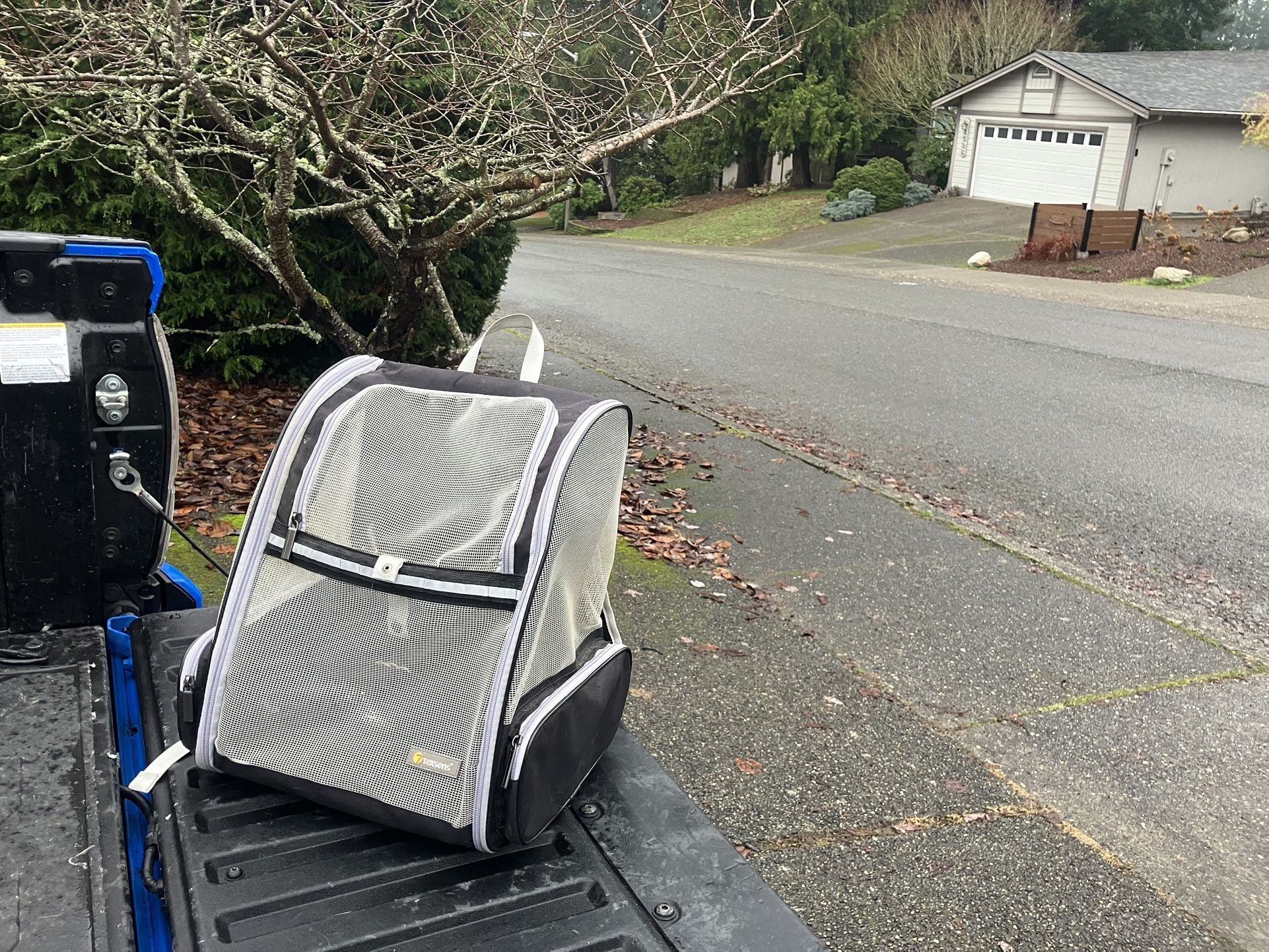 Small Pet Dog Cat Rabbit Bunny Kennel Crate Carrier Backpack Carrier Like New 24" L by 14” W