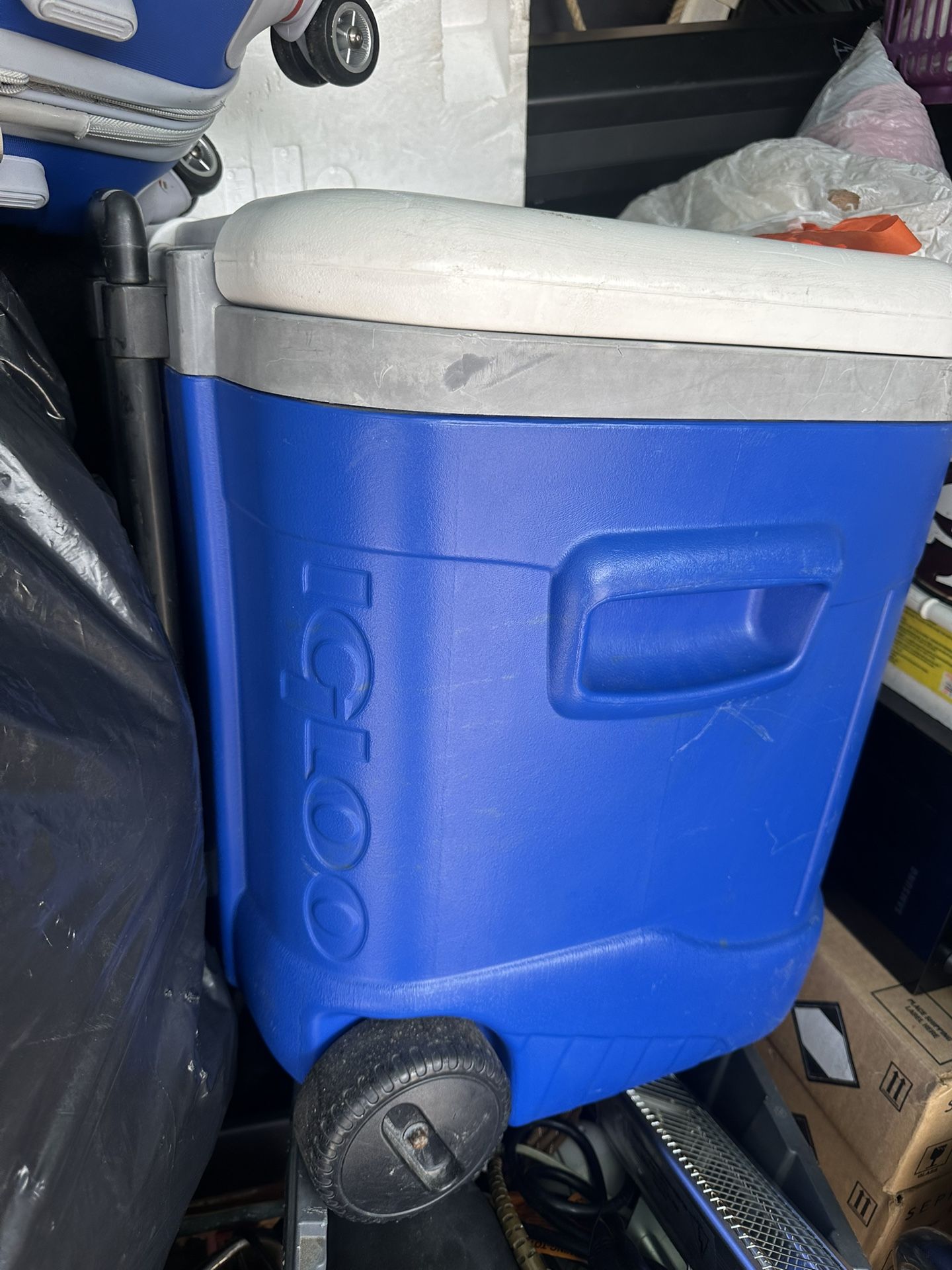 Igloo Cooler With Wheels $15