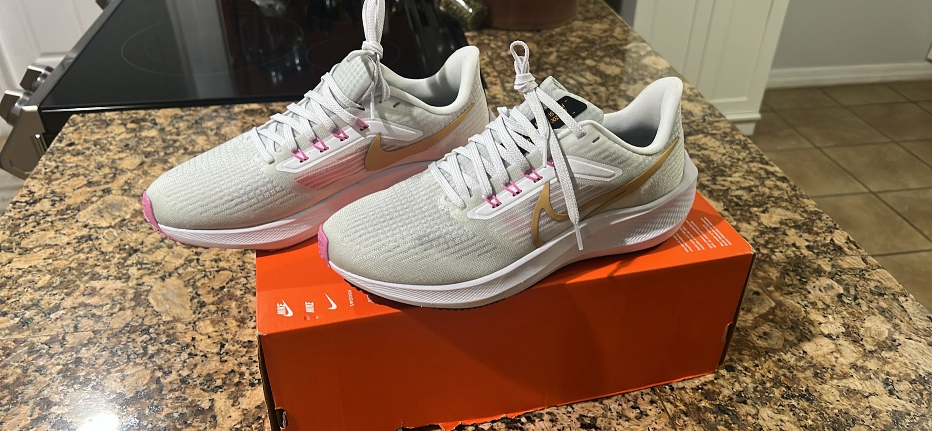 WMNS NIKE AIR ZOOM PEGASUS 39 SIZE 8.5