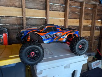 Traxxas MAXX V2 with 2 4s batteries and dual gens ace charger