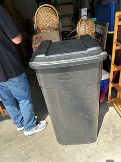 Rubbermaid Roughneck Trash Can with Lid