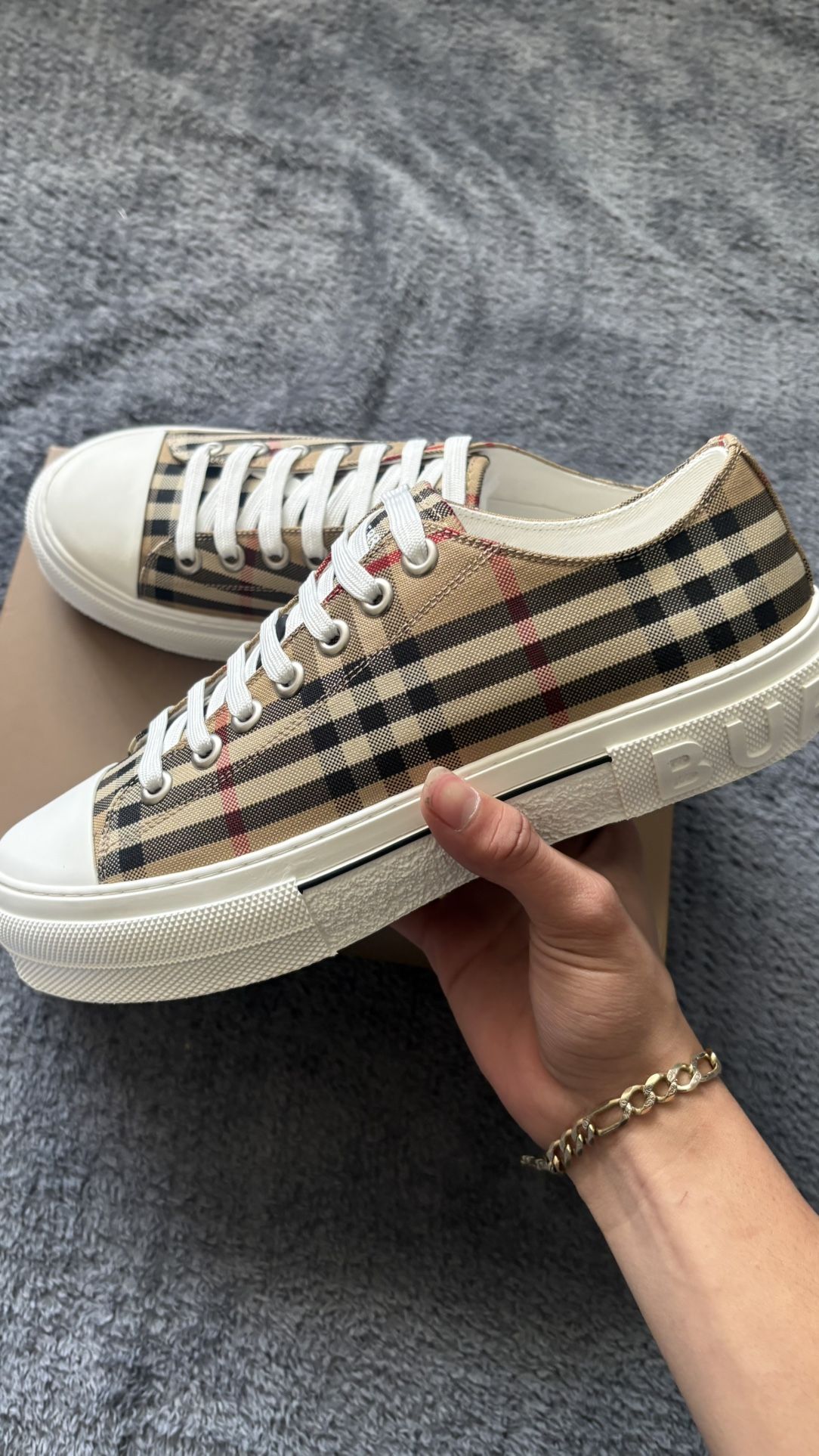 160$ Burberry Low Beige Checkered