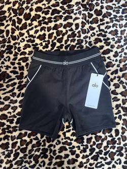 Alo yoga  black and white shorts🖤🤍