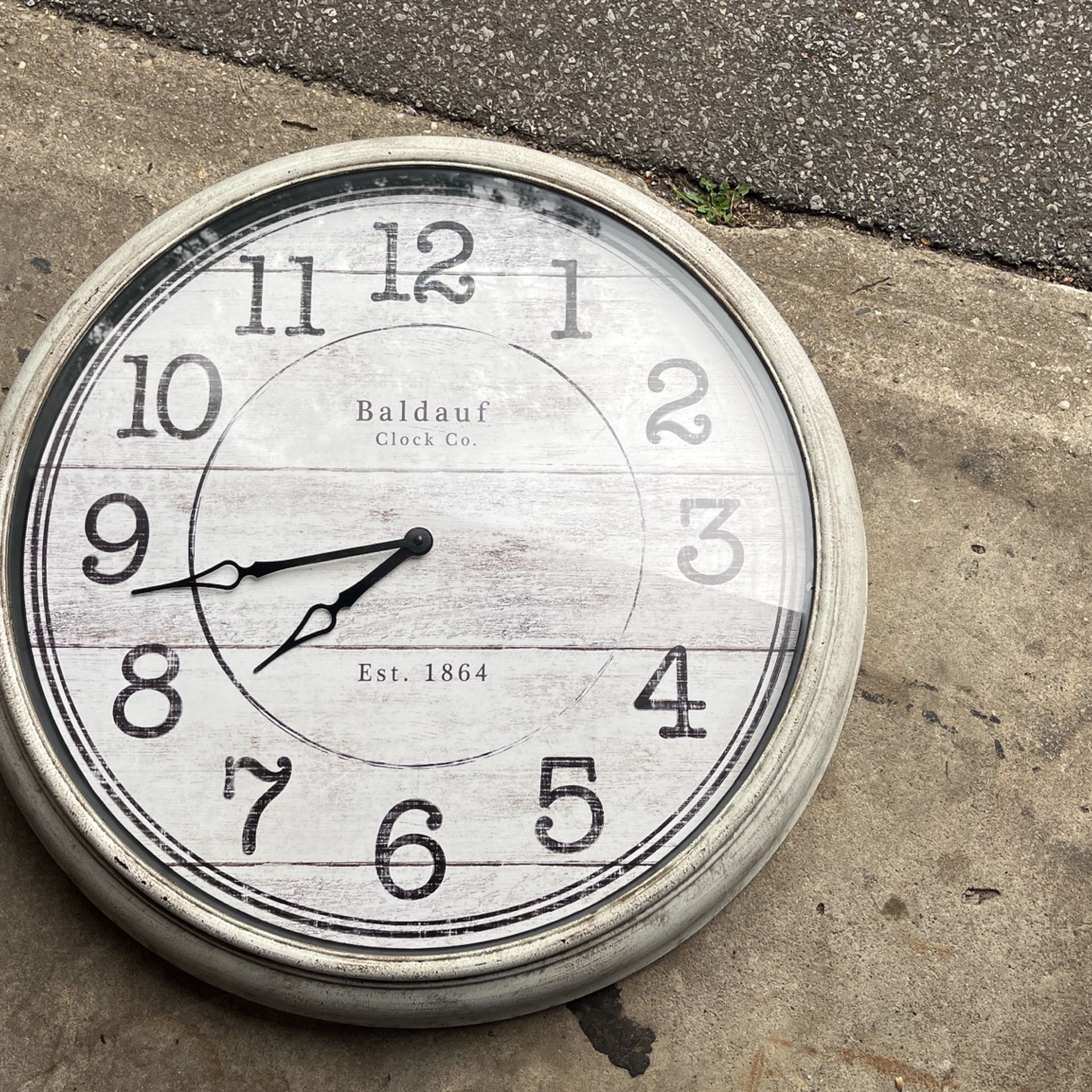 Very large wall clock runs with battery antique look