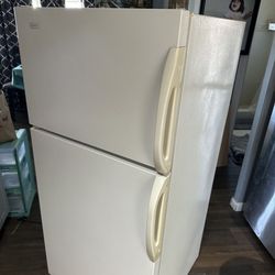 Top Freezer Refrigerator in White 
