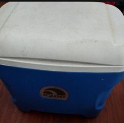 Igloo  Countor 30 Quarter Ice Chest Cooler 