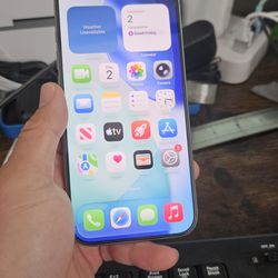 Iphone 15 Pro 256gb Unlocked battery Normal health. Good working, many deep scratchs on the front screen but does not crack (pls see photo).