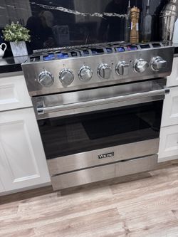 Viking Stove Mint condition. ( 30” Width )
