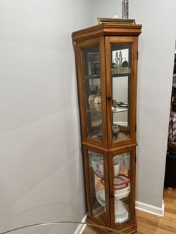 Curio Cabinet In Excellent Condition