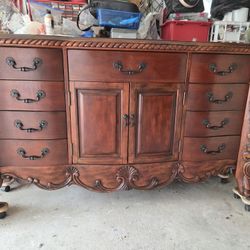 BEAUTIFUL DRESSER & MIRROR