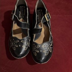 Barely Used L”arstiste Shoes Size 6 