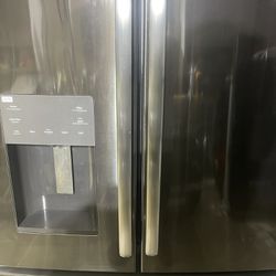 Refrigerator. GE 