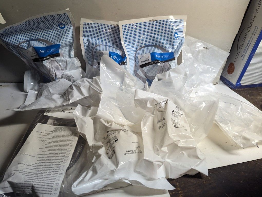 Air fit F20 Lot of 3 medium full face mask, 7 Large f20 cushions, and 1 hose