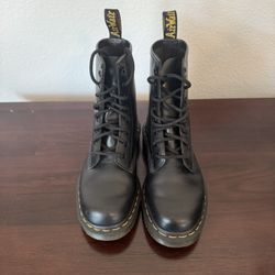 Lightly Used Women’s Doc Martens Size 5