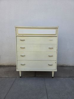 Vintage mid-century modern Bassett 4-drawer dresser