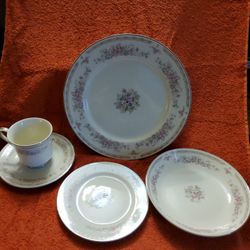 Celebrity Elizabeth 20 Piece China Set.  New