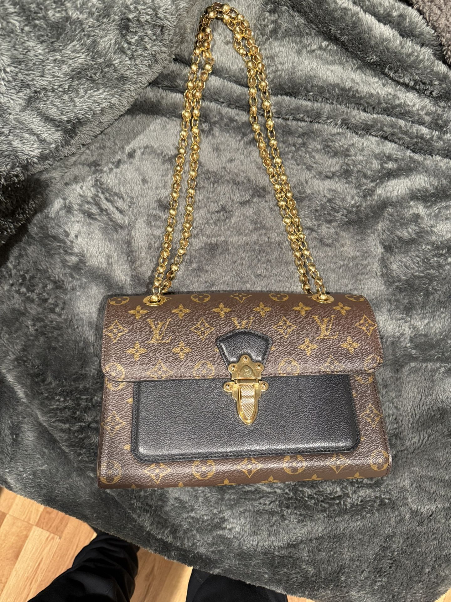 Louis Vuitton Woman’s “Victoire” brown and black bag