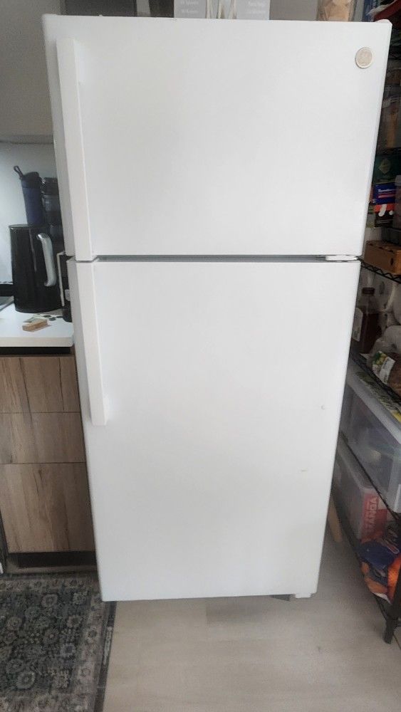 GE GTS17DTNKRWW top-freezer fridge