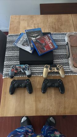 PS4, 4 PS4 Controllers, 3 Videos Games