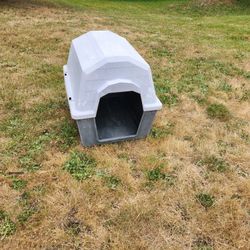 Large Dog House / see Dimensions 