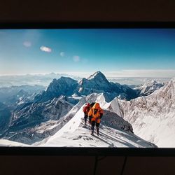 30" Onn ROKU TV WITH WALL MOUNT