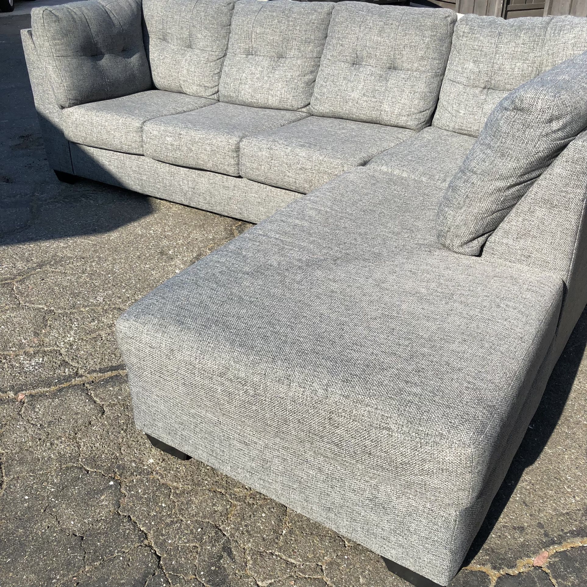 Like New - Living Spaces Modern Gray Sectional Sofa Couch w Chaise 🚚 Delivery Available