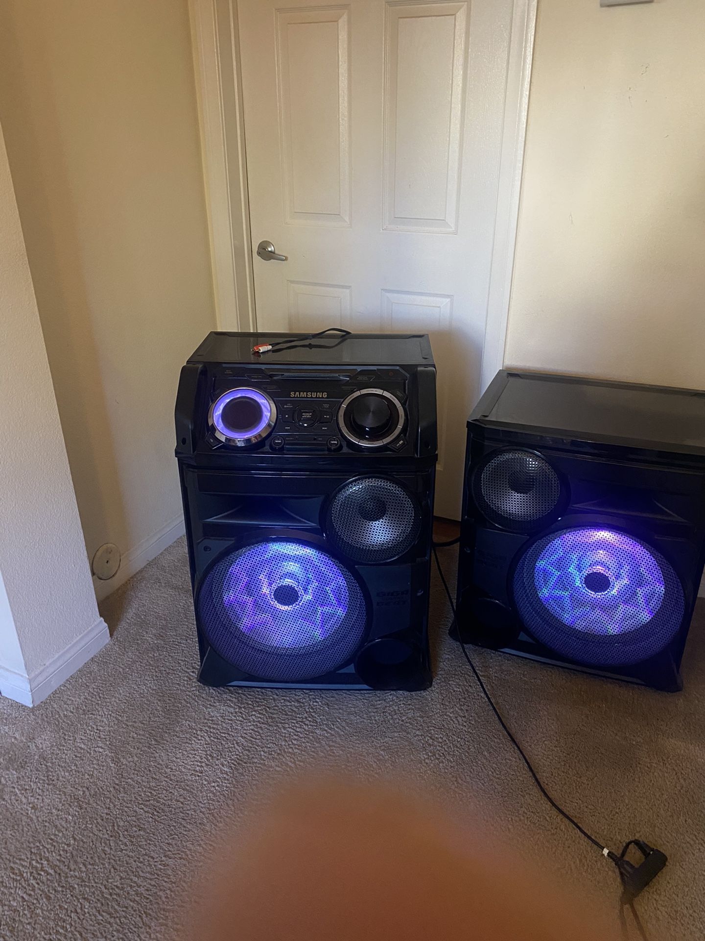 Samsung giga sound beats (Samsung MX-HS8500 Giga Sound Systemm)
