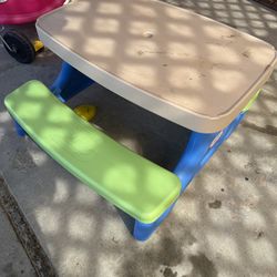 ✨FREE✨ little tikes table