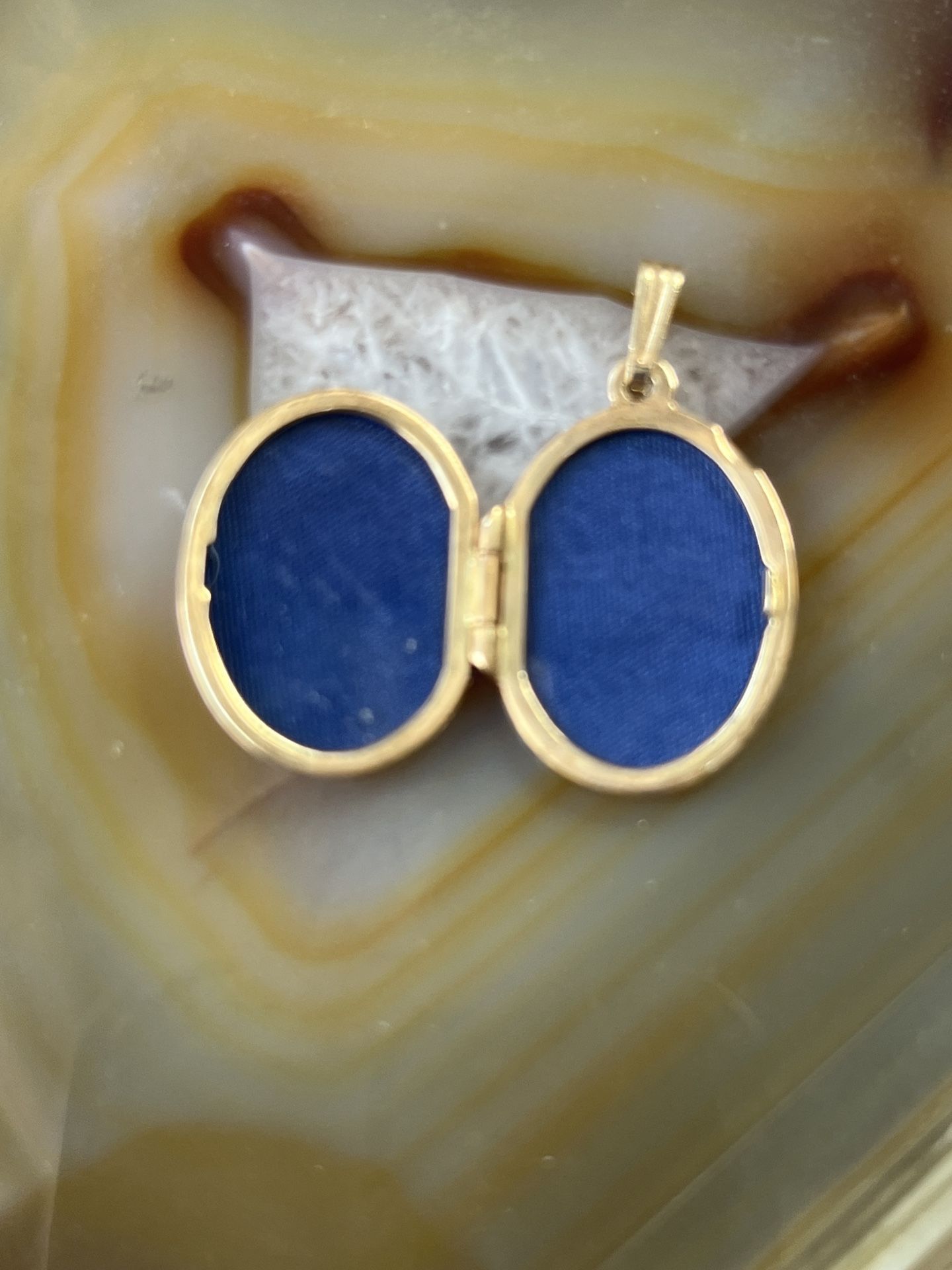 14 carat, yellow, gold, beautifully, engraved, vintage locket