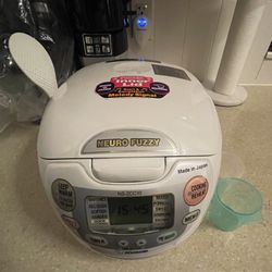 Zojirushi Rice Cooker Premium White Color. With Detachable And Washable Inner lid. 5.5 Cup