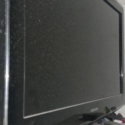2 TVs One Is Samsung 50$ Each 