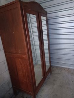 Antique chifurobe Free