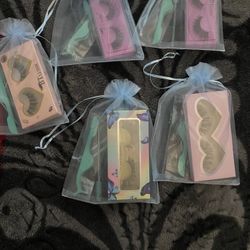 Lash Set Bag With A Lash Brush And Tweezers 