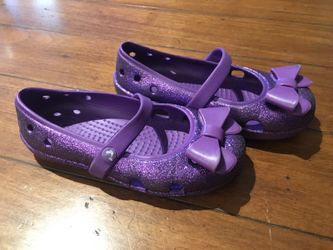 Girls purple crocs