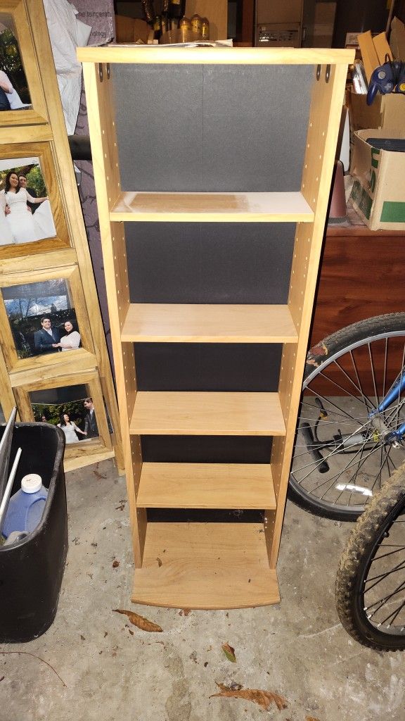 Free Wooden Book Shelves
