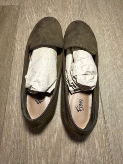 Women’s shoe (size 6.5)