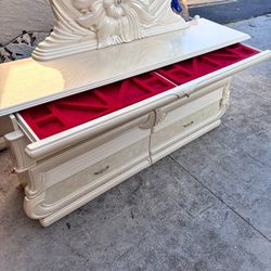Italian Dresser With Mirror Light