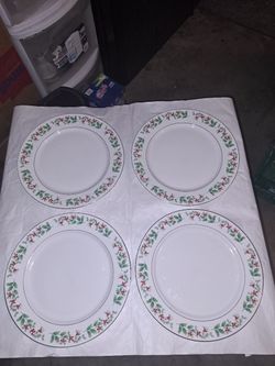 Christmas charm dinner plates. Set of 4. Gibson