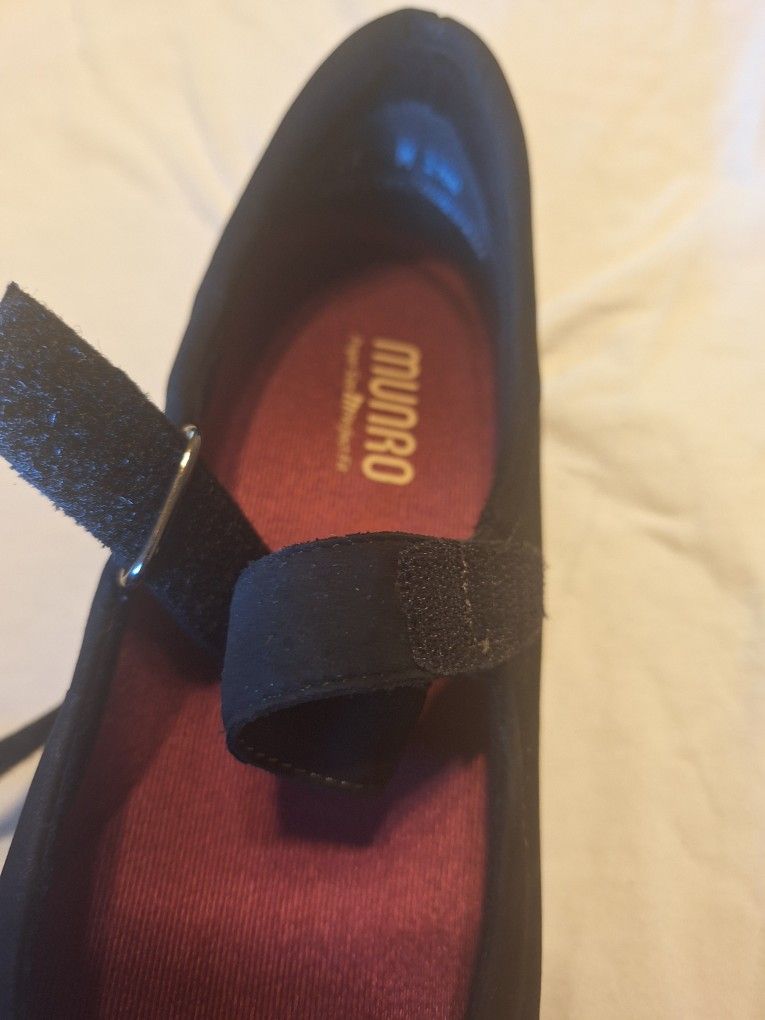 Brand NEW MUNRO , Black Wedge, SUEDE SHOE SIZE 12 Medium