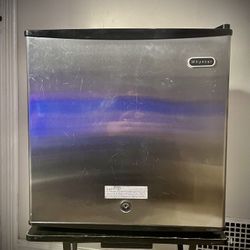 Whynter Stainless Steel Mini Fridge/Freezer - Great for Small Spaces 