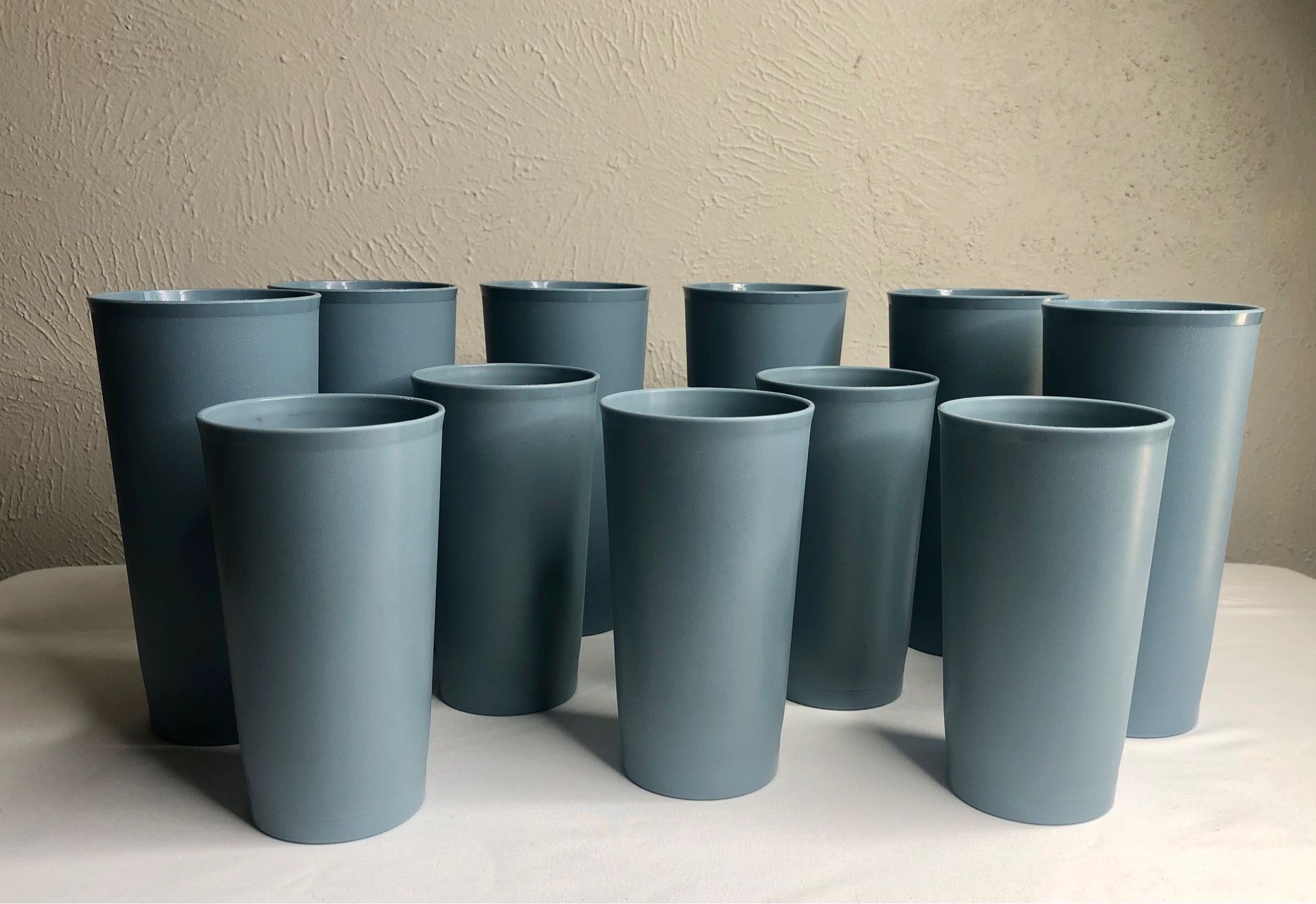 VTG Tupperware Blue Tumblers : 5 # 873-25 12 oz. & 6 # 1348-27 16 oz. USED